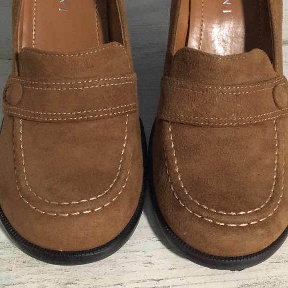 Gianni Bini woman’s tan suede closed toe high heels w/faux strap, button size 8M - Picture 6 of 7